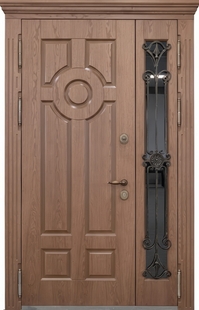 Утепленная полуторная термодверь с карнизом, ковкой, стеклом и шпонированными панелями МДФ