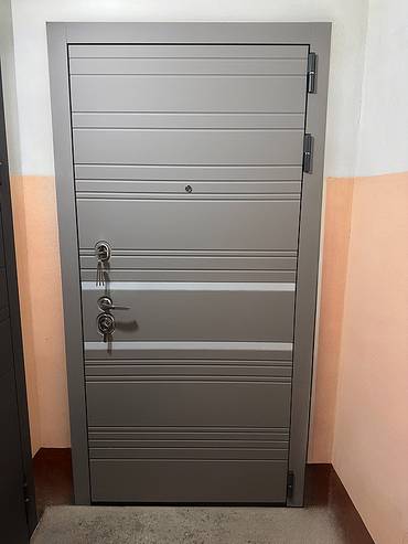 Серая квартирная дверь